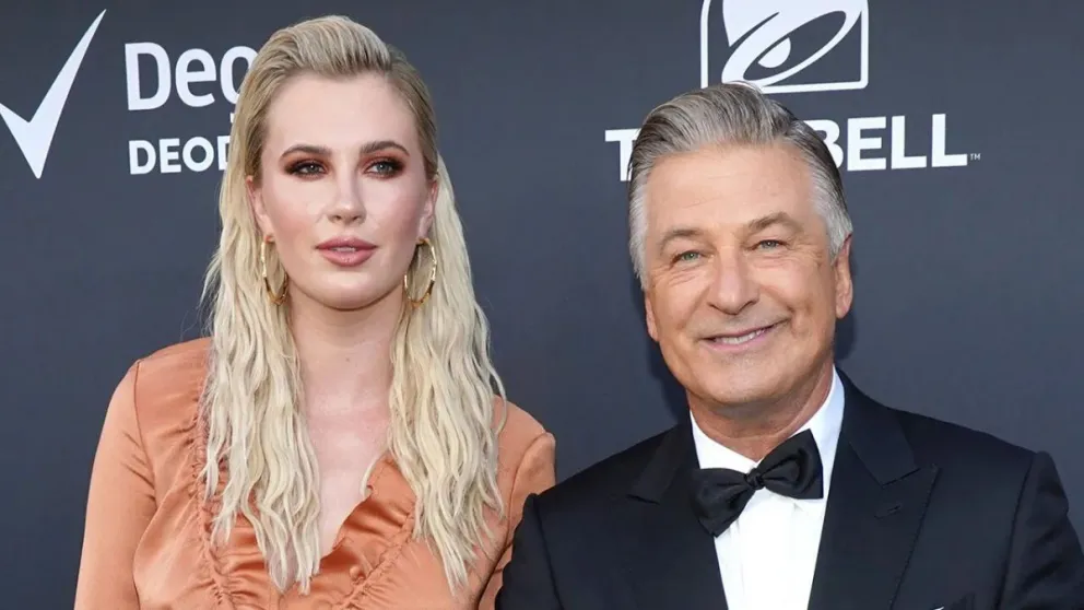 Alec Baldwin se convirtió en abuelo: su hija le dio la bienvenida a su primogénito, aquí las fotos