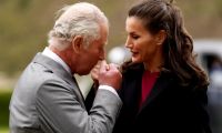 El monarca cariñoso: los momentos más polémicos donde se ha visto al rey Carlos III saludando a otras con besos