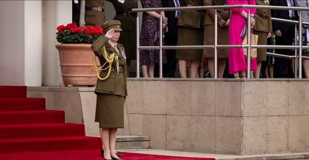 Arduo trabajo: la princesa Ana no para de trabajar y asiste a un desfile con su traje militar