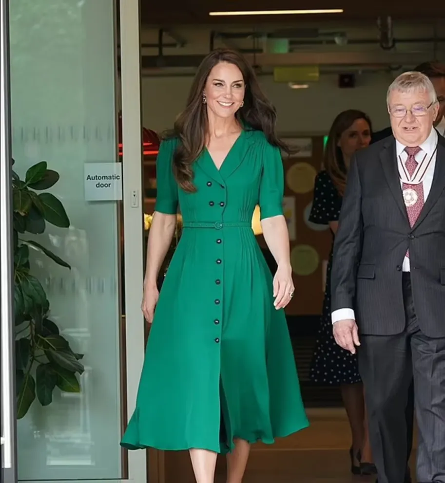 Es experta en reciclar vestidos: la otra versión del vestido esmeralda de Kate Middleton que ya habíamos visto antes