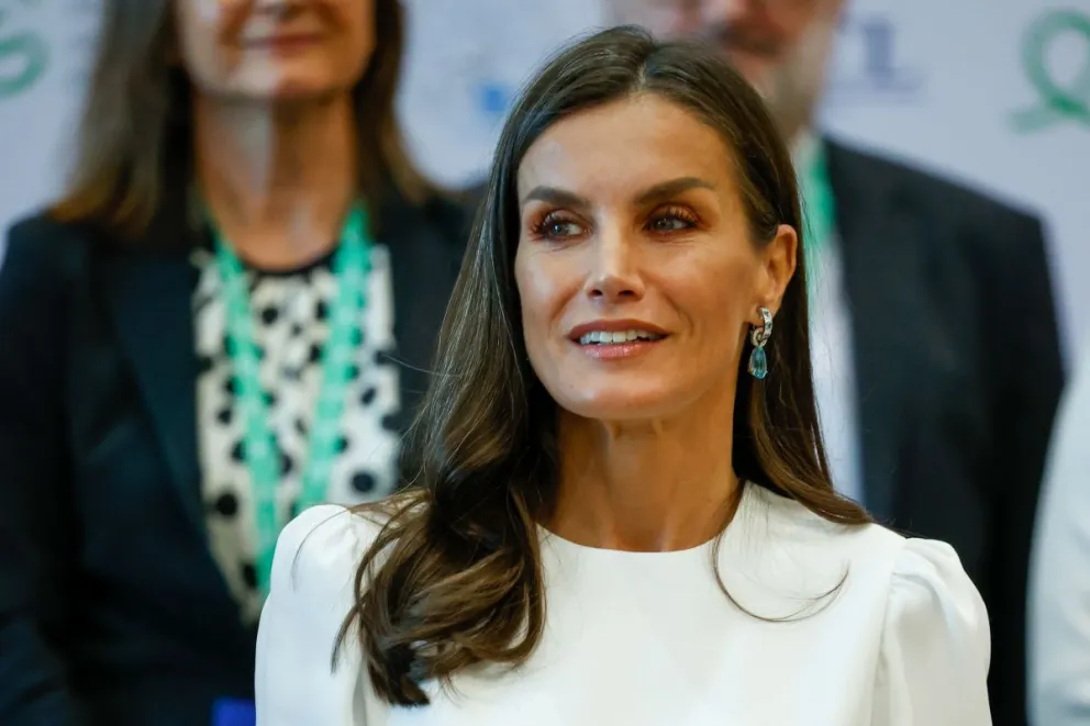 La reina Letizia deslumbró con su look en el UWC Atlantic College: la princesa Leonor opacada