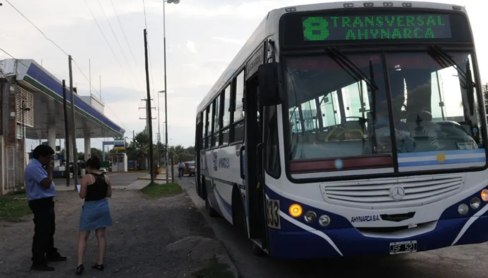 Pánico y tensión: una unidad de SAETA se prendió fuego con pasajeros adentro en barrio El Tribuno