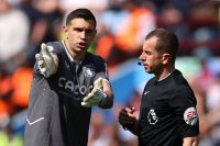 Dibu Martínez furioso: con un agónico gol, el Liverpool complica el futuro del Aston Villa 