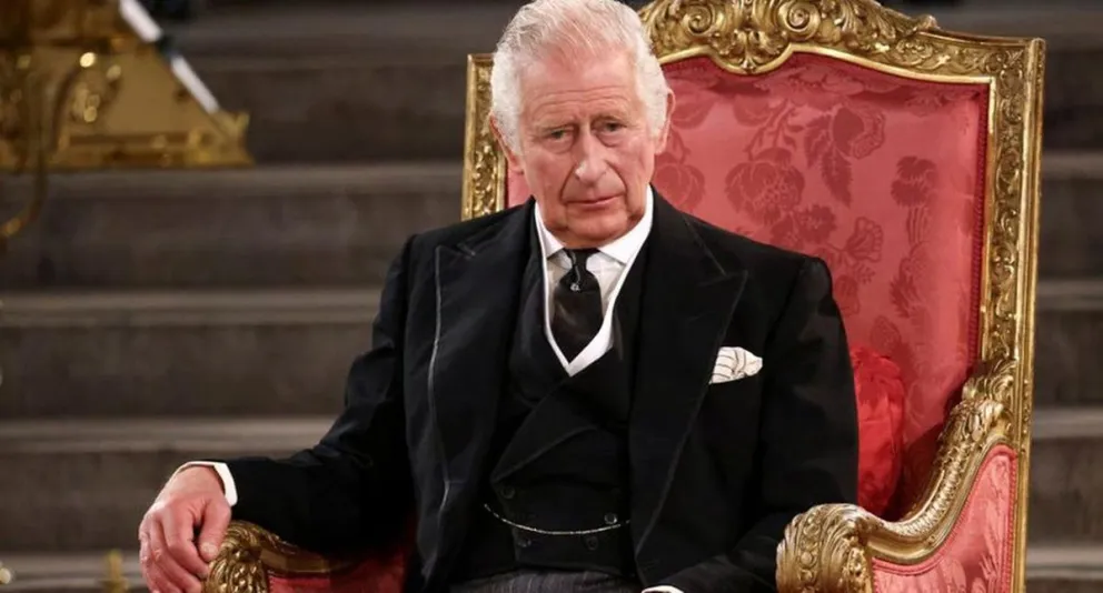 El terrible momento en el que el rey Carlos III fue grabado maldiciendo en vivo a un periodista de la BBC (video)