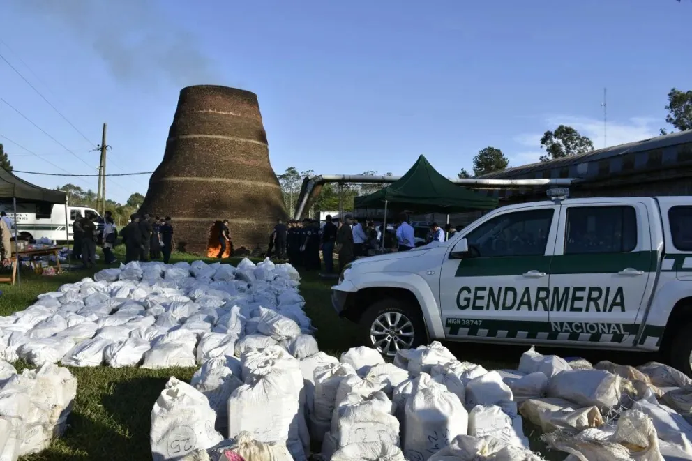 Gendarmería Nacional incinera importantes cargamentos de droga en Jujuy