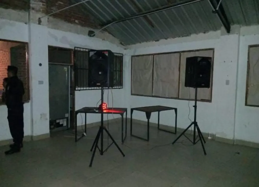 Efectivos policiales intervinieron en una fiesta clandestina de gran concurrencia en General Mosconi