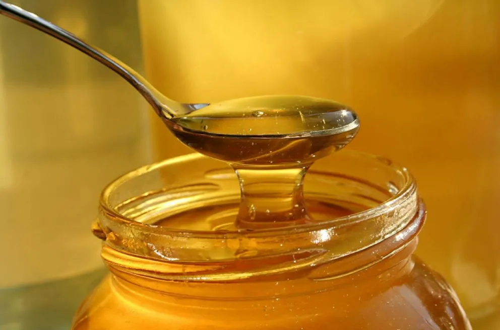 Tras la advertencia de la OMS, recomiendan reemplazar los edulcorantes por miel de abeja