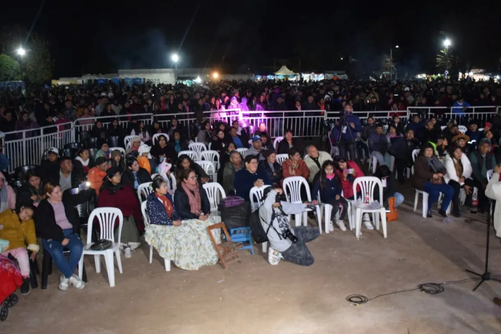 Terrible: se desmoronó el escenario durante un festival folclórico en pleno acto de jubilados