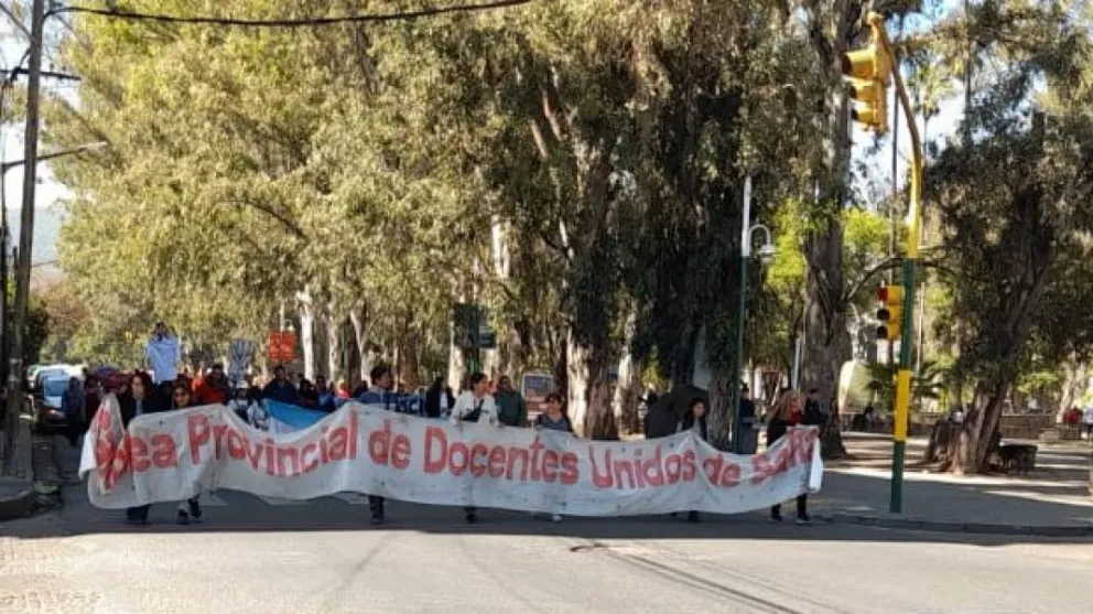 Fuerte medida contra los docentes autoconvocados: quienes no regresen a las aulas recibirán descuentos