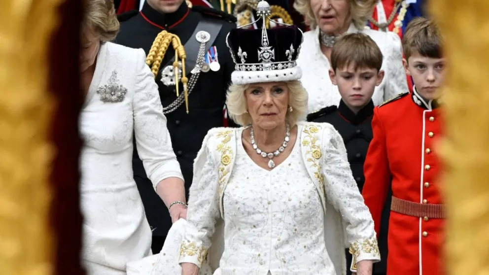 Habló el diseñador de Lady Di y Camila Parker: contó cómo fue llevar a cabo el vestido de la reina