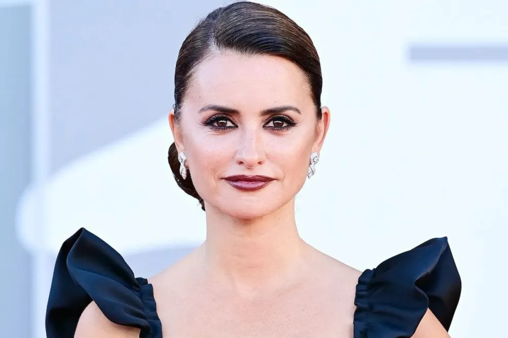 Penélope Cruz infartó al público con un sensual vestido negro de cuero y escote pronunciado