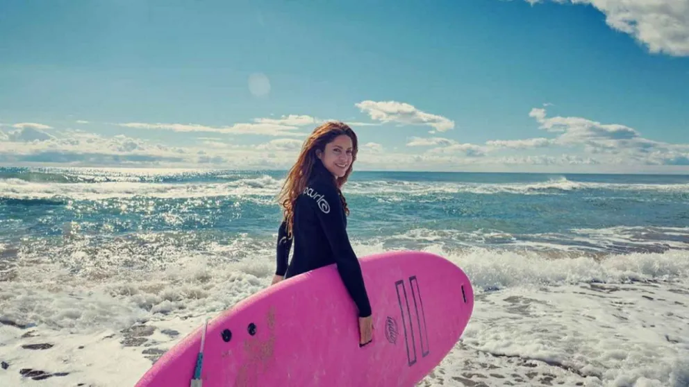 Momentos felices: el increíble video secreto de Shakira y Piqué surfeando juntos que colapsó las redes