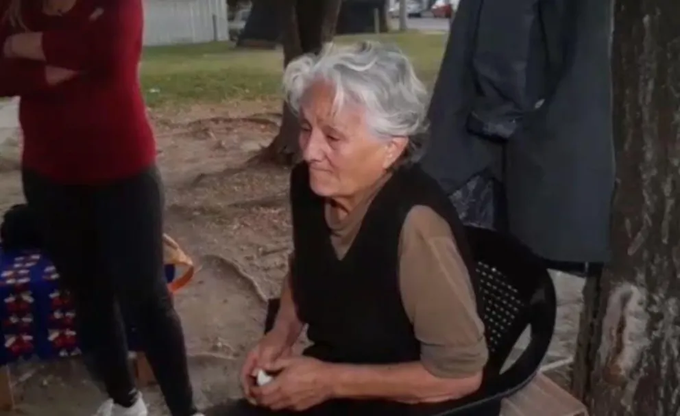 Una abuela fue desalojada y abandonada por sus familiares por este increíble motivo: hoy está grave