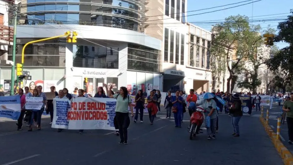 Marcha de autoconvocados de la salud y docentes, hay múltiples cortes en la ciudad de Salta
