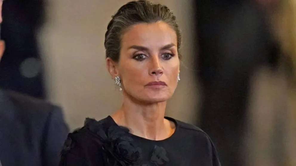 La reina Letizia se olvidó del protocolo con este particular look: el rey Felipe VI sorprendido