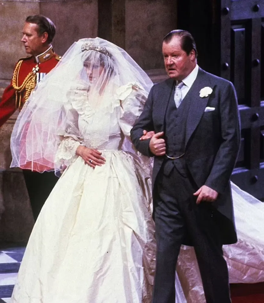 Recordando el momento en el que John Spencer, padre de Lady Di, acompañó a Diana al altar después de un ACV (video)