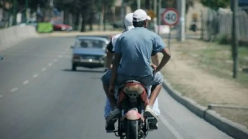 Tras denuncias de los vecinos, la policía capturó a una banda de motochorros