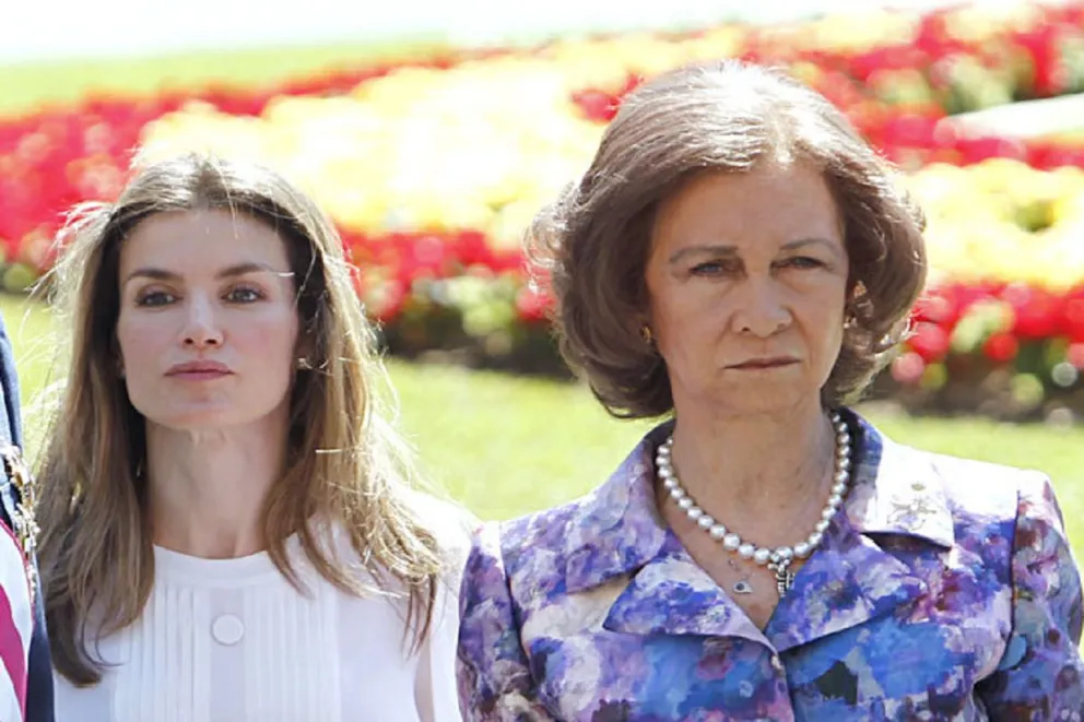 Reina Letizia y reina Sofía juntas en la confirmación de la infanta Sofía: esto pasó entre ellas