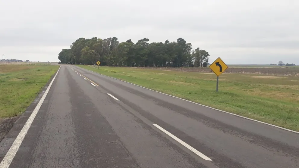 Terrible accidente vial en la ruta: chocaron de frente una moto y un automóvil 