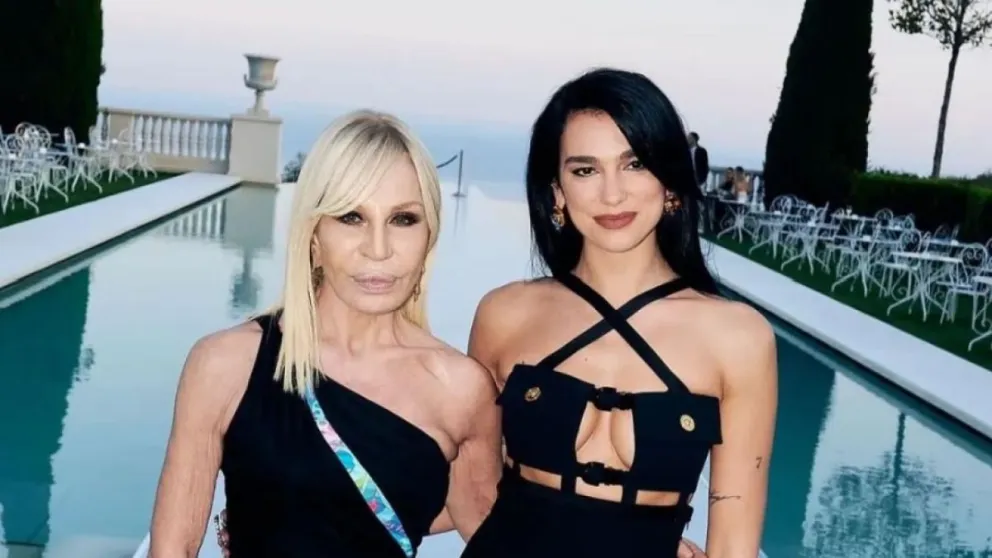 La espectacular línea de ropa de Dua Lipa junto con Versace: estos son los diseños más impactantes