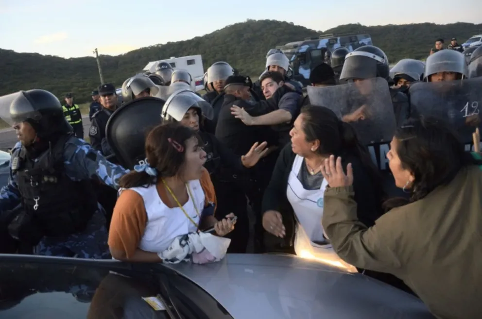 Detuvieron e imputarán a 20 docentes salteños manifestantes