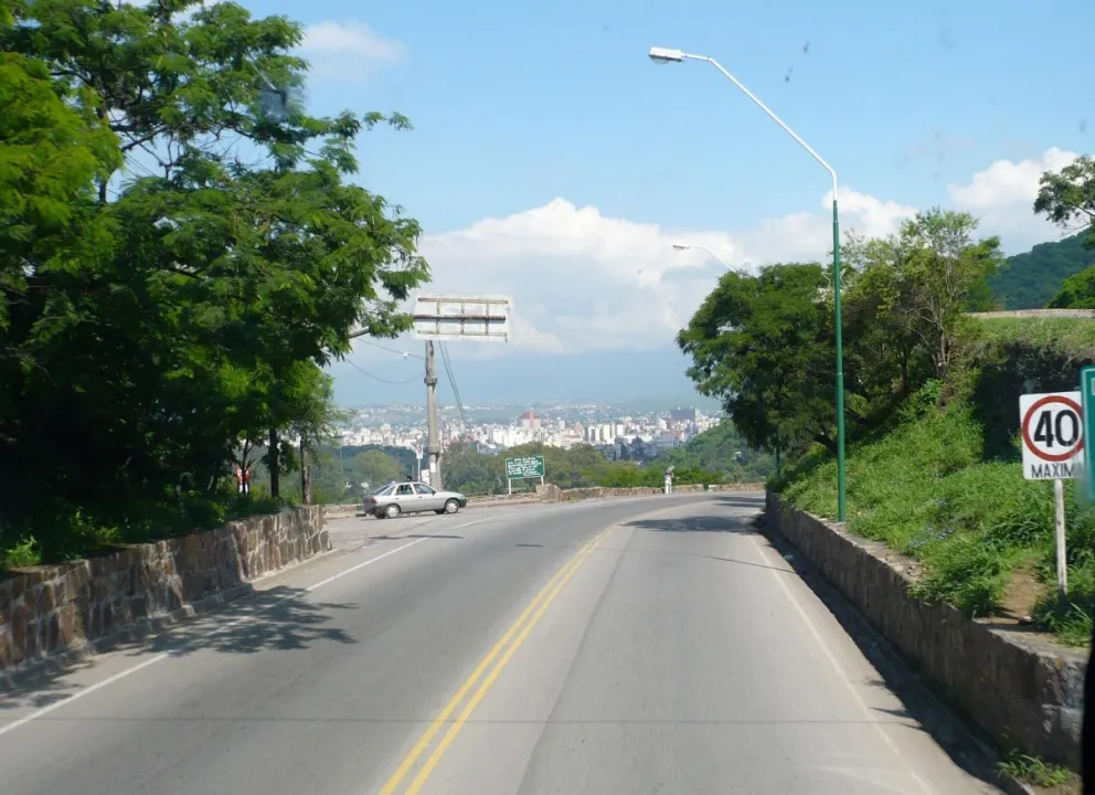 Una mujer volcó en el ingreso a la capital de Salta tras ser encerrada por un auto que escapó
