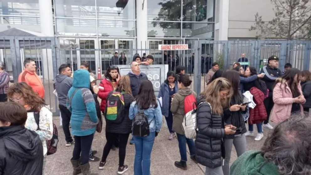 Gran número de docentes resiste en Ciudad Judicial pidiendo la liberación de sus colegas