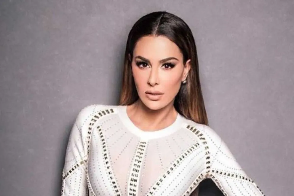 Ninel Conde luce más sensual que nunca desde la playa con un vestido que es tendencia