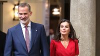 España deslumbrada: el increíble look de la reina Letizia junto a Felipe VI antes de sus vacaciones en Mallorca