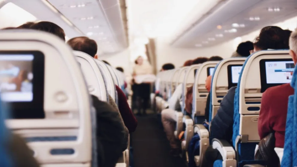 |VIDEO| Tragedia en pleno vuelo: pasajero abrió la puerta de emergencia en pleno vuelo y hay varios heridos