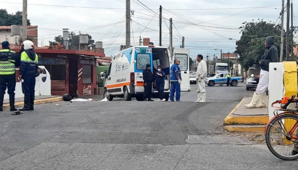 Cuatro accidentes en la mañana del tránsito salteño: un hombre terminó bajo un camión y está muy grave