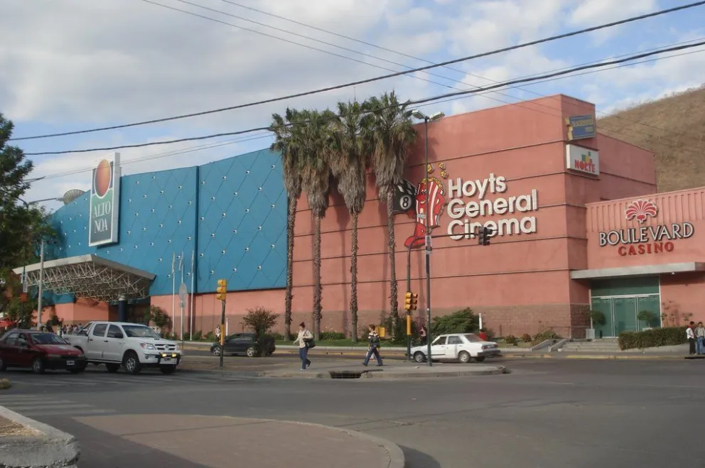 Más de veinte adolescentes fueron detenidos tras brutal pelea fuera del Alto Noa shopping