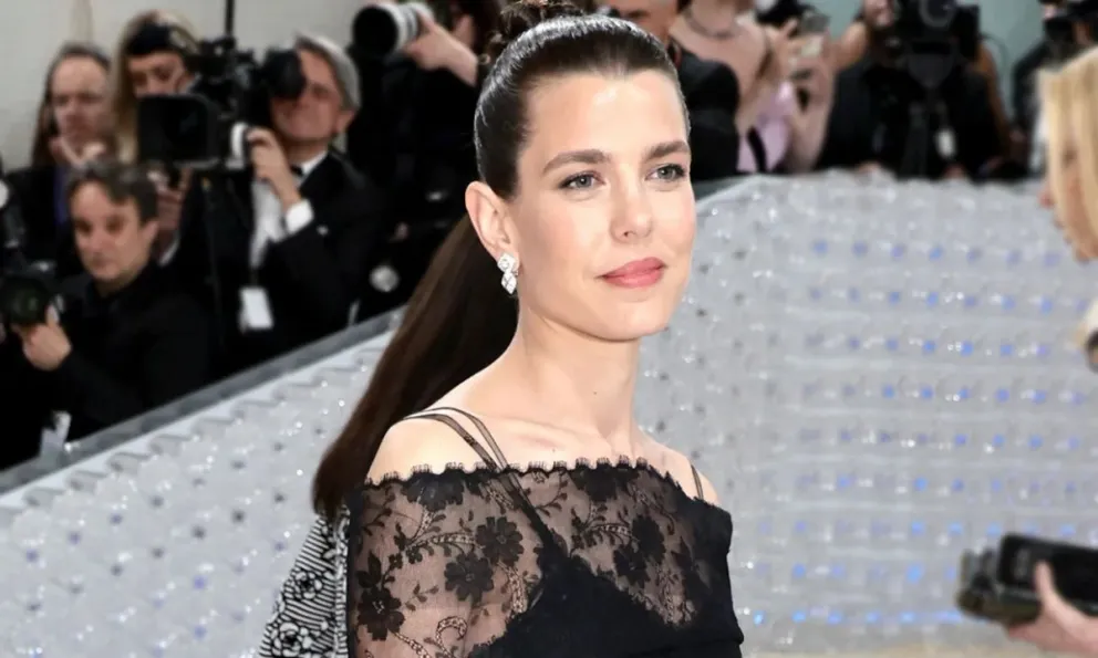 Esto cuesta la camiseta que estrenó Carlota Casiraghi en el Gran Premio de Mónaco: impresionante