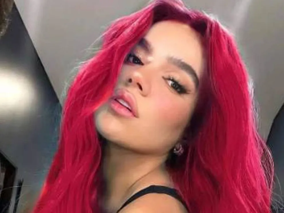 Karol G presume su cuerpazo desde una piscina, en tanga de encaje negro y sin sostén