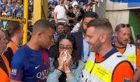 Video: así reaccionó Kylian Mbappé tras herir a una fanática del PSG con un pelotazo 