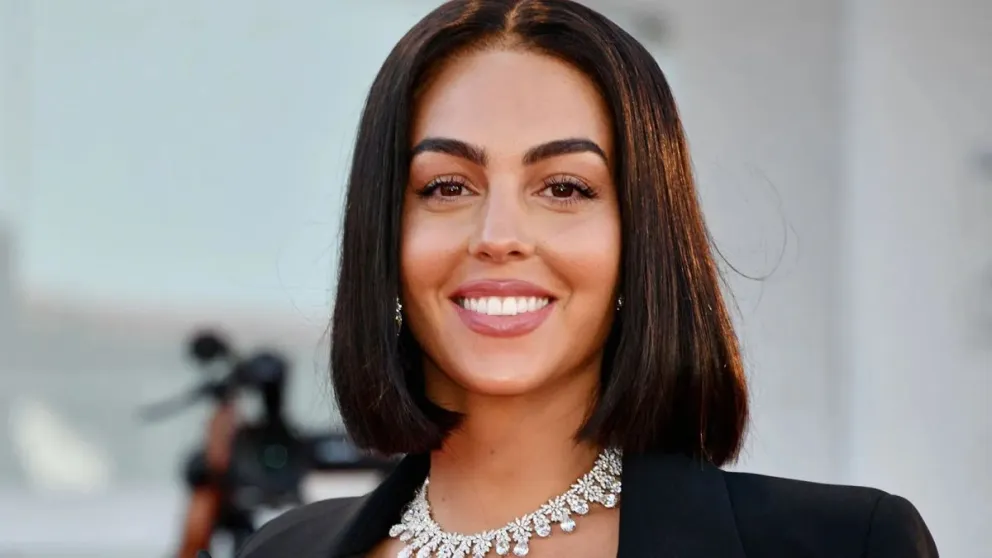 Al borde la censura: Georgina Rodríguez posó un ajustado vestido en escote en ‘V’ y una valiosa joya