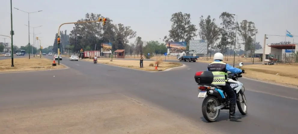 Un motociclista fue embestido por una camioneta en la rotonda del Aero Club     