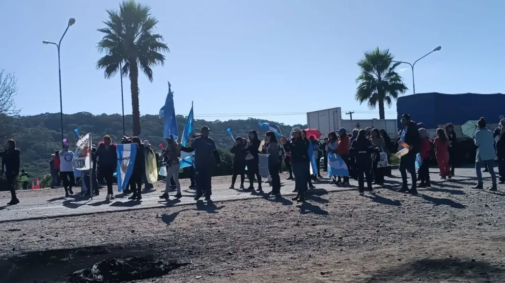 Docentes y personal de Salud Autoconvocados reafirman el paro y realizan cortes intermitentes en Aunor     