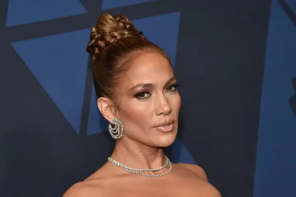 Jennifer López copia el estilo andrógino de su hija Emme con un caro y cómodo look de calle