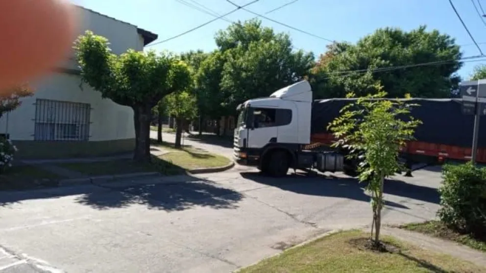 Vecina denuncia a Mu Lacteos por la circulación de camiones de carga: "Me están rompiendo toda la casa"