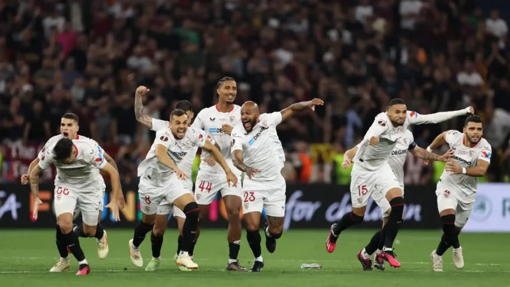 Fiesta argentina: con la definición de Gonzalo Montiel, Sevilla le ganó a la Roma la final de la Europa League