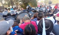 La marcha de docentes hacia Grand Bourg terminó con disturbios: "los supuestos maestros" tiraron lavandina a los policías  y montaron un vergonzoso show
