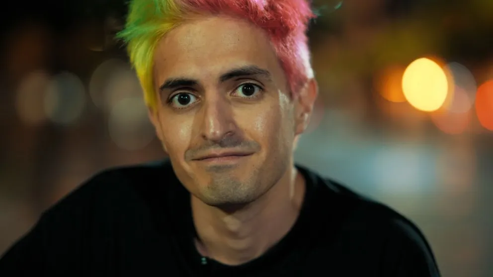 En medio de la marcha docente, el influencer Michelo se arrojó contra la policía y terminó procesado