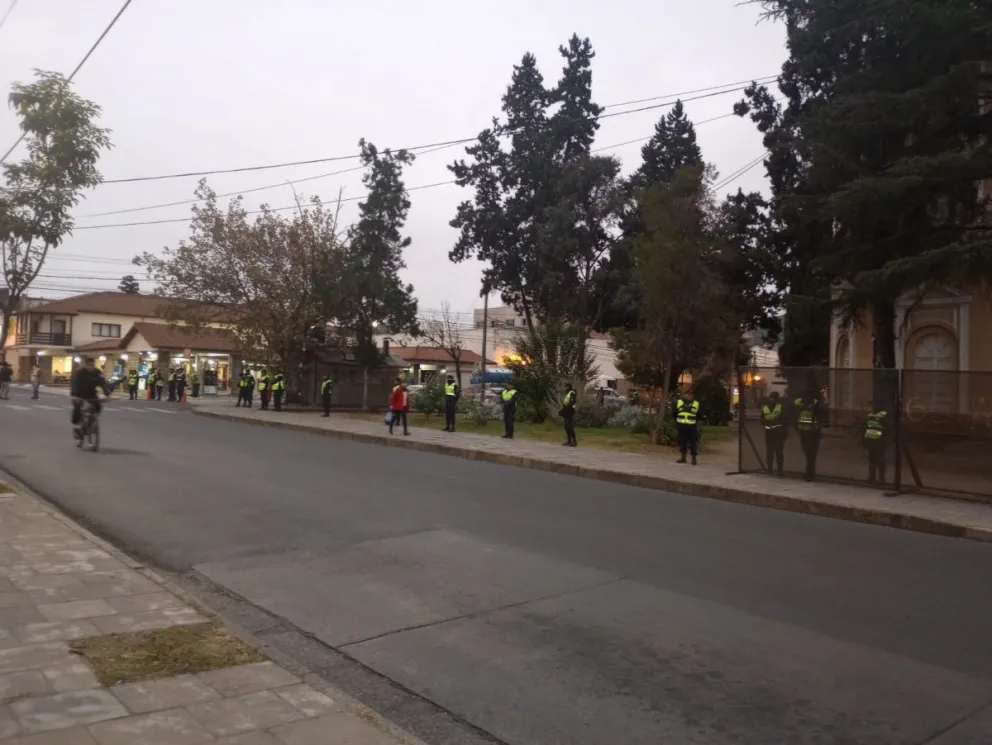 Por el tratamiento de la Ley anti-piquetes, vallaron la Legislatura Provincial     