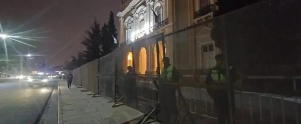 Docentes acamparon frente a la Legislatura en contra de la Ley anti-piquetes
