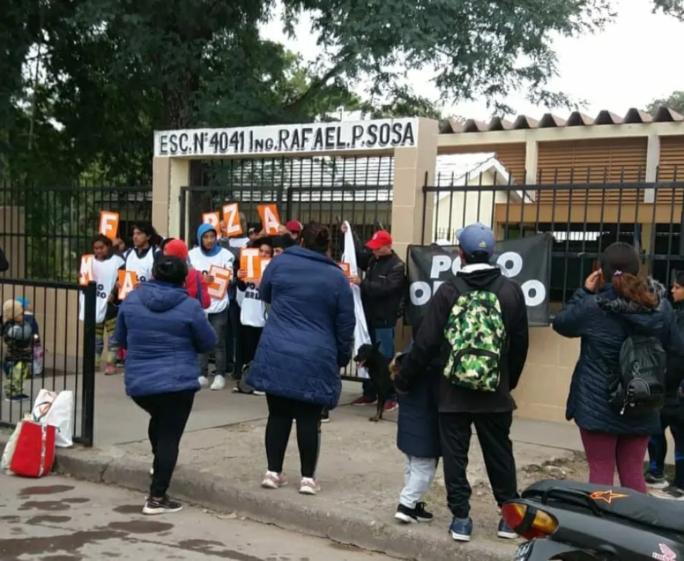 Miembros del Polo Obrero impiden ingreso a una escuela de Salta