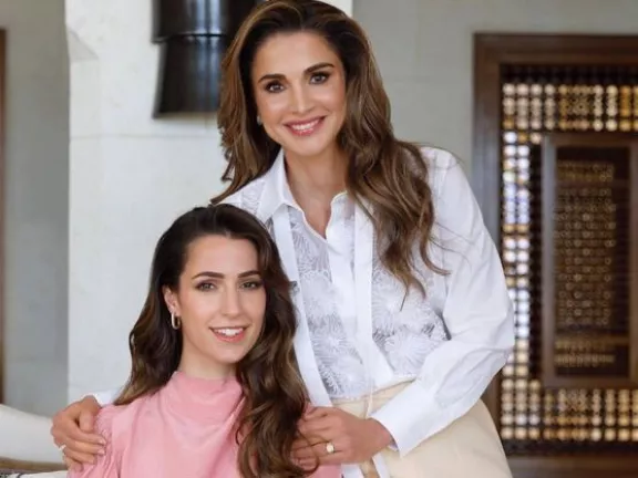 Rajwa al Saif, junto a su suegra, la reina Rania
