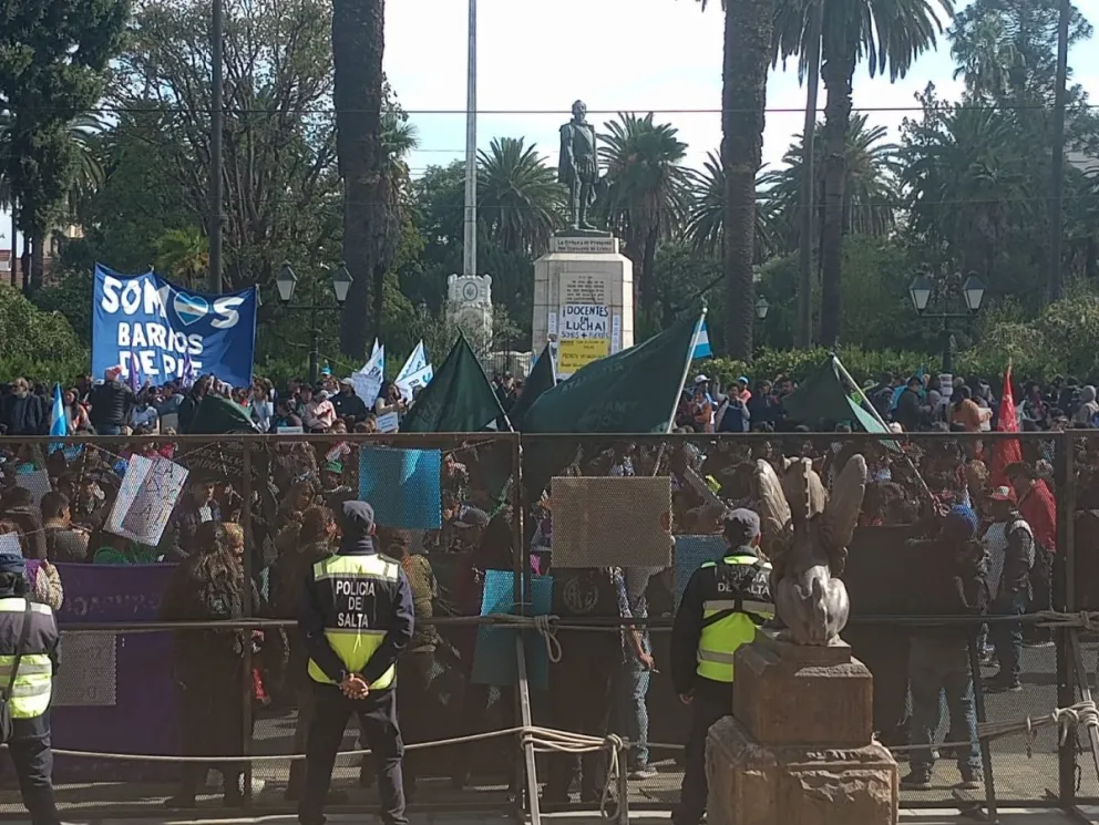 Fuerte operativo policial y desconcierto de la gente en el Palacio Legislativo