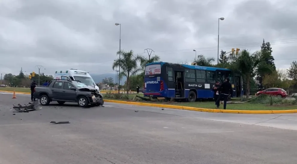 Terrible accidente vial: un colectivo de SAETA impactó contra una camioneta 