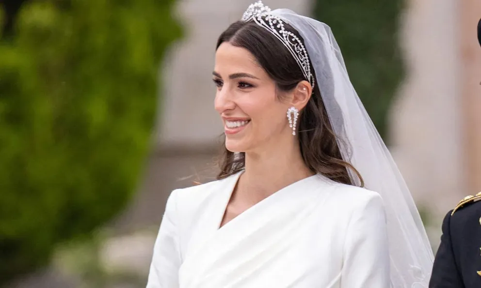 Este es el especial mensaje que ocultaban los accesorios elegidos por Rajwa Al Saif en su boda con Hussein